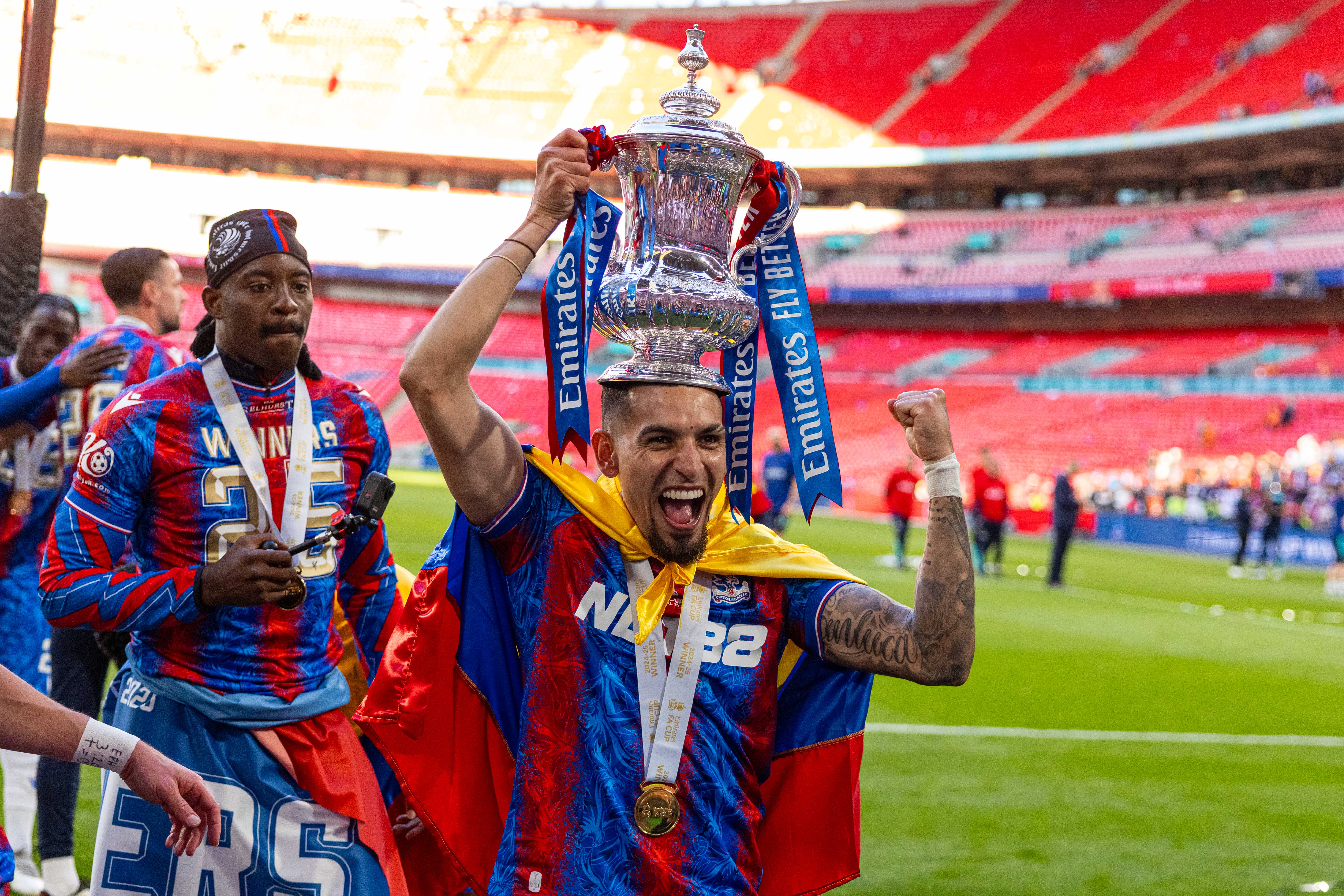 足球明星在比赛中呈现出色,球队斩获大胜 足球明星在比赛中呈现出色,球队斩获大胜