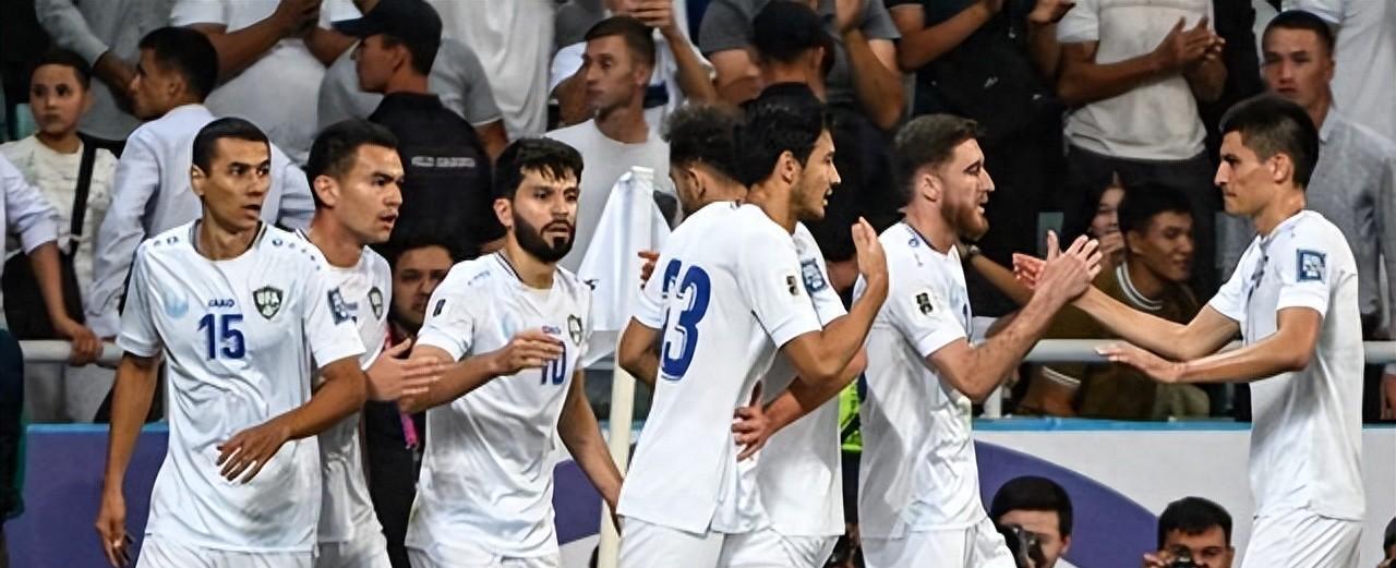 双方队伍在赛场上展开激烈角逐 双方队伍在赛场上展开激烈角逐