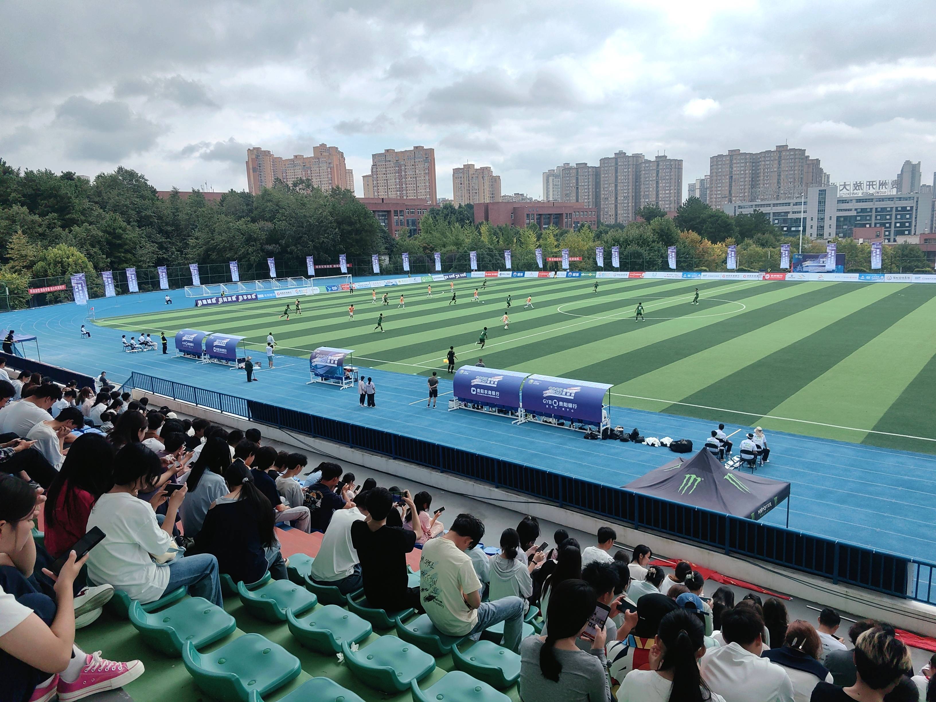 包含激烈角逐展开,球场情绪高涨,球队全力拼搏的词条 包含激烈角逐展开,球场情绪高涨,球队全力拼搏的词条