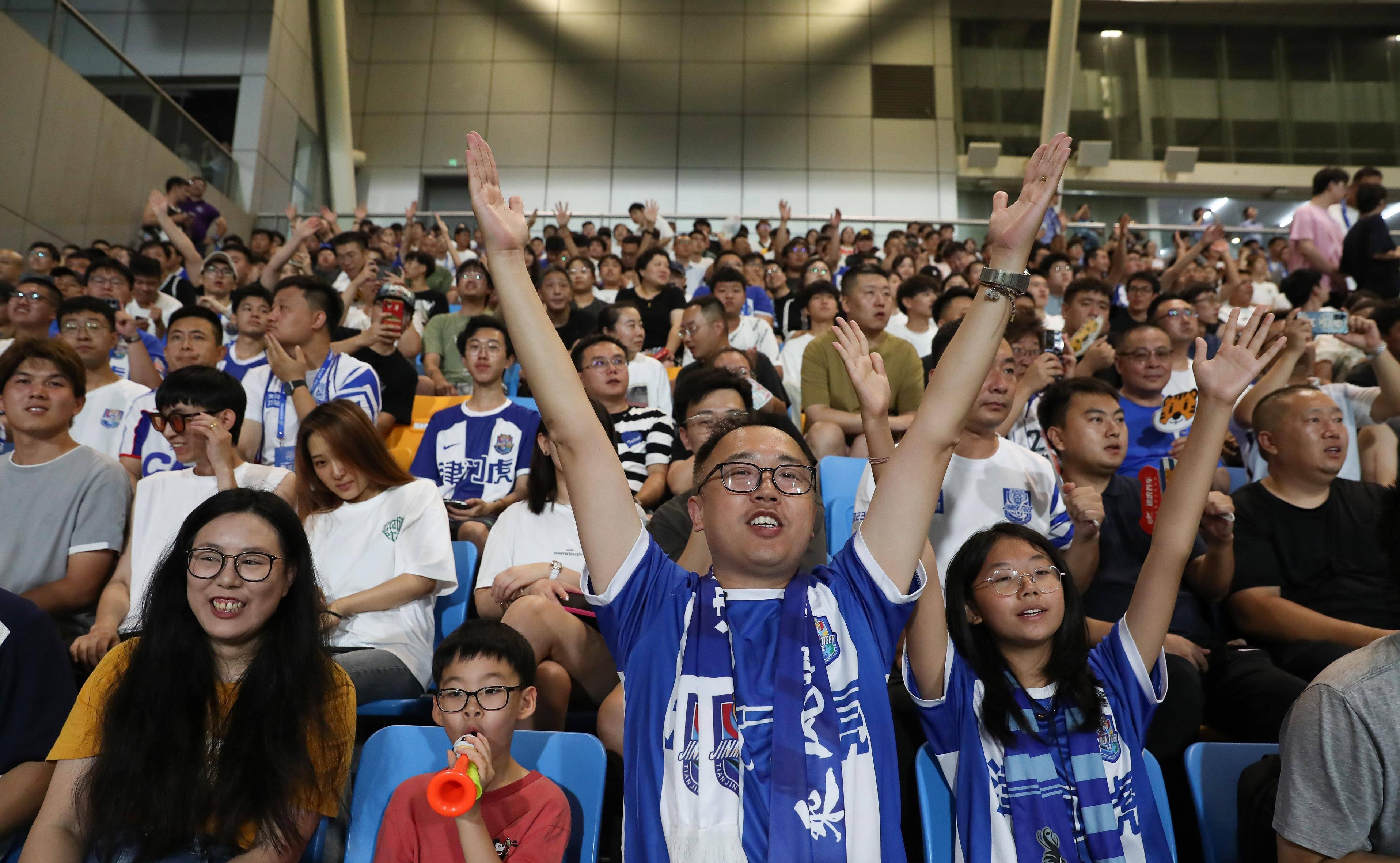 足球场上的精彩比赛为球迷带来无限快乐 足球场上的精彩比赛为球迷带来无限快乐