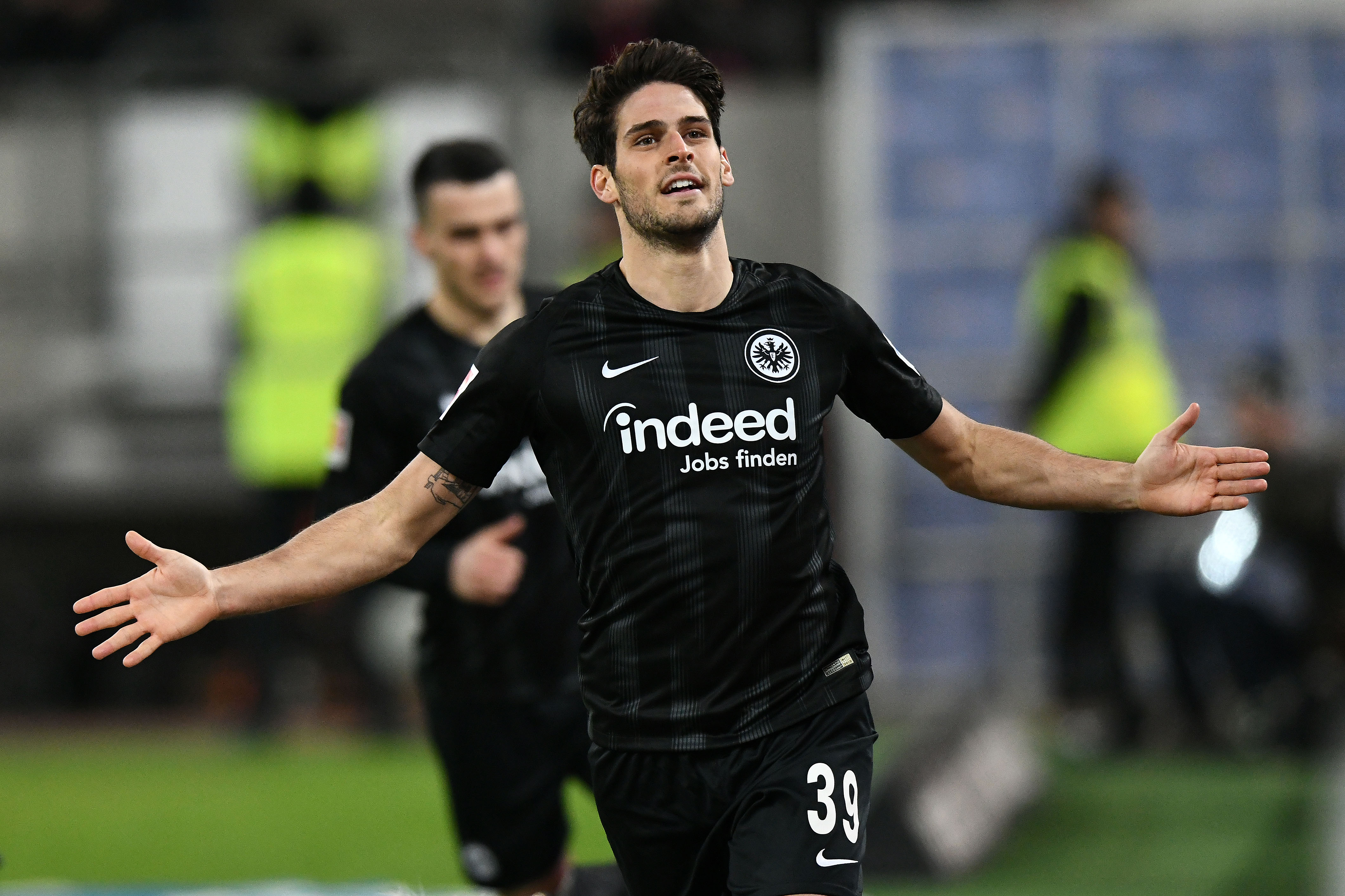 弗兰克福队豪取三分，小组领先优势巩固的简单介绍