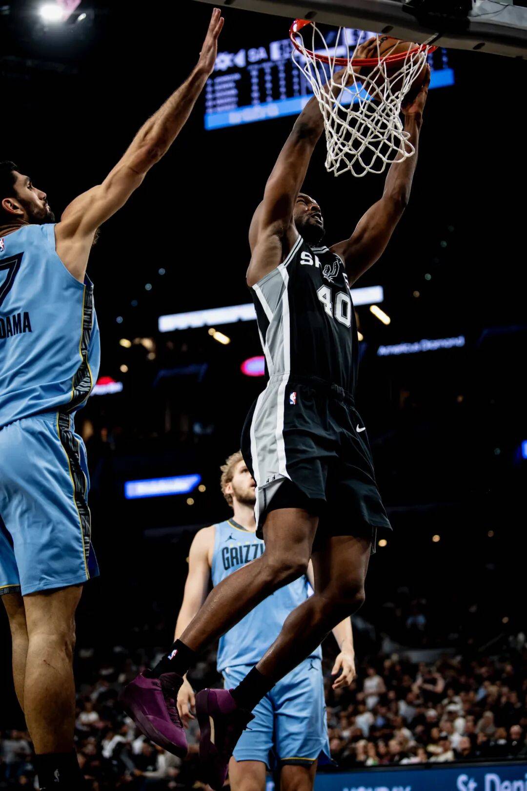 马刺队老将经验发挥作用,带领球队取胜 马刺队老将经验发挥作用,带领球队取胜