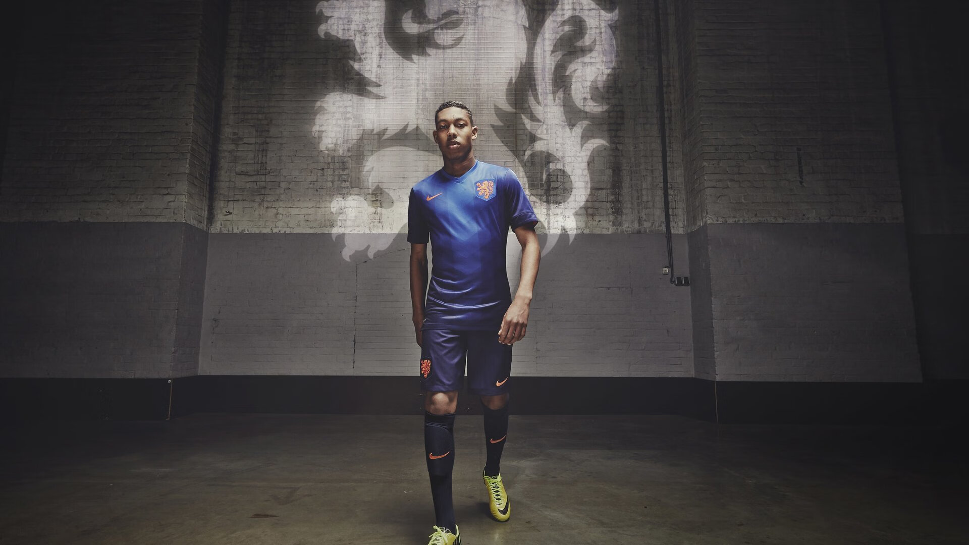 钢铁防线上的指挥官，金玟哉欧冠之夜接管比赛，多特蒙德强压加纳的战术密码